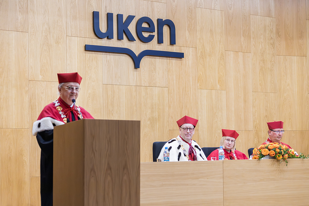 uczestnicy spotkania, przy mównicy Prorektor ds. Kształcenia i Rozwoju dr hab. Robert Stawarz, prof. UKEN