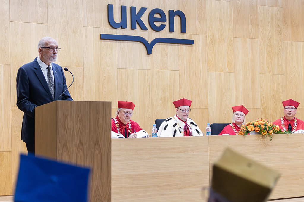 prof. dr hab. Andrzej Nowak przy mównicy