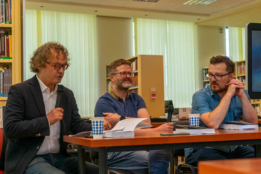 dr Łukasz Kołoczek, dr hab. Tadeusz Bartoś, prof. Uniwersytetu Ekonomicznego w Krakowie oraz dr Wojciech Hanuszkiewicz
