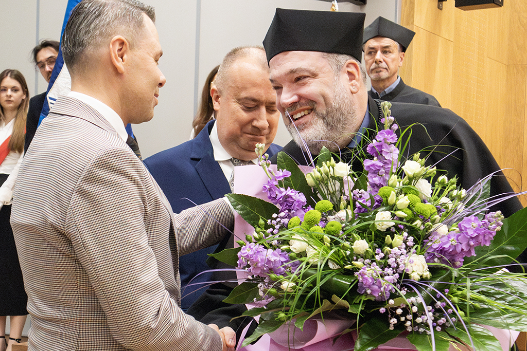 dr hab. Konrad Meus, prof. UKEN gratuluje Christophowi Augustynowiczowi 