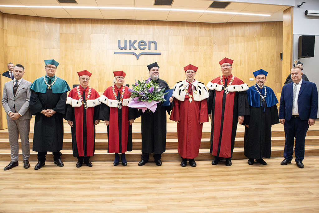 wspólne zdjęć władz UKEN z nowym DHC UKEN