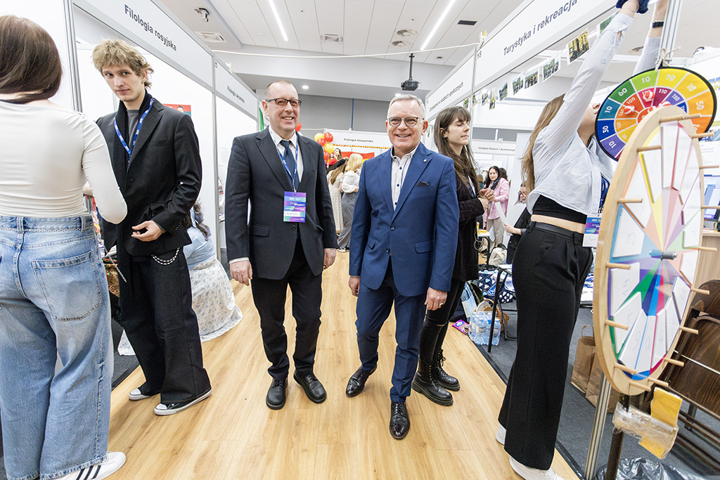uczestnicy DO UKEN 2025, na pierwszym planie Rektor UKEN prof. dr hab. Piotr Borek i Dziekan Wydziału Pedagogiki i Psychologii dr hab. Ireneusz Świtała, prof. UKEN
