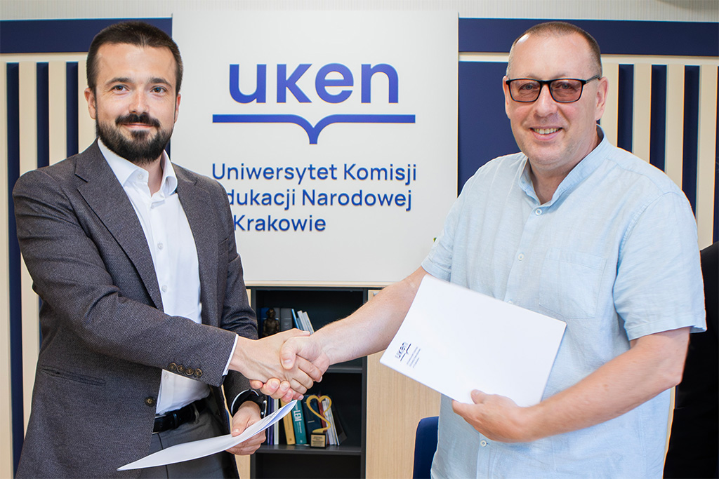 uścisk dłoni Rektora UKEN prof. dr. hab. Piotra Borka oraz Prezesa MZPN Bartosza Ryta