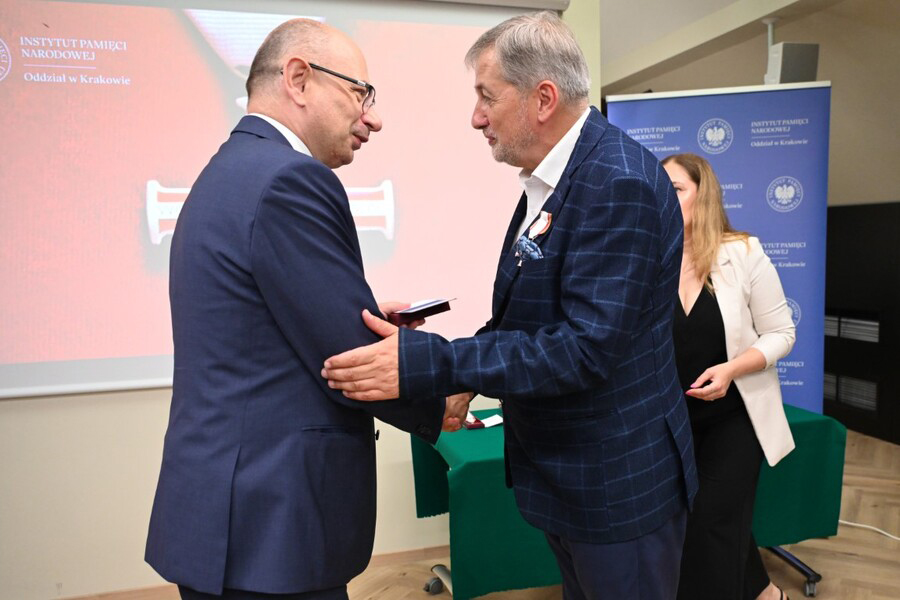 Dr Michał Niezabitowski odbiera odznaczenie