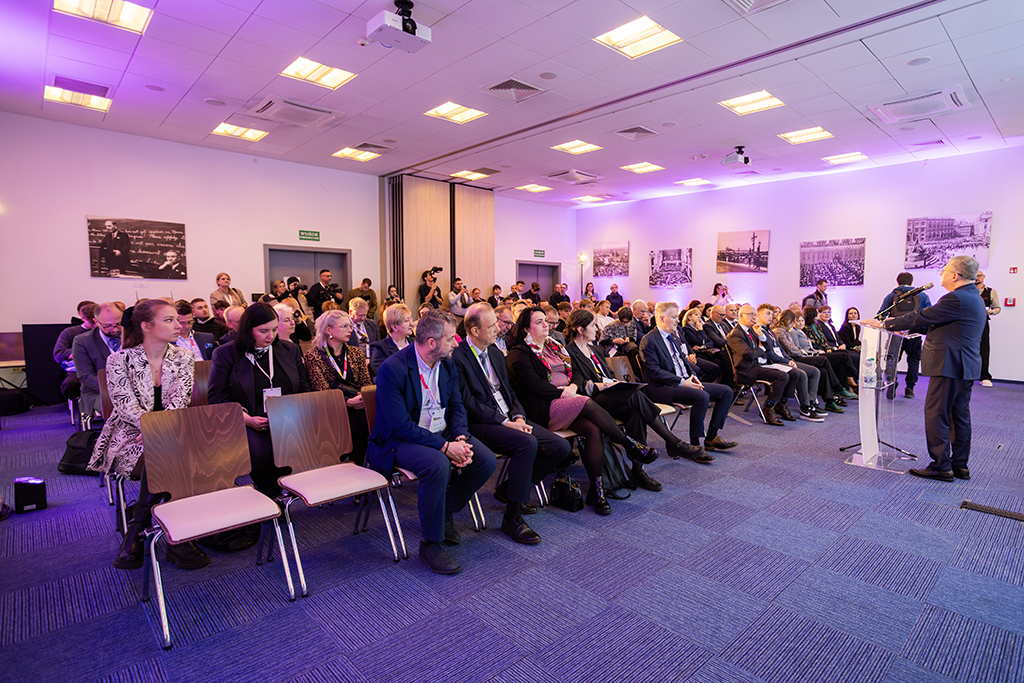 Jego Magnificencja dr. hab. Wojciech Bąk, prof. UKEN oraz zaproszeni goście podczas oficjalnego otwarcia festiwalu