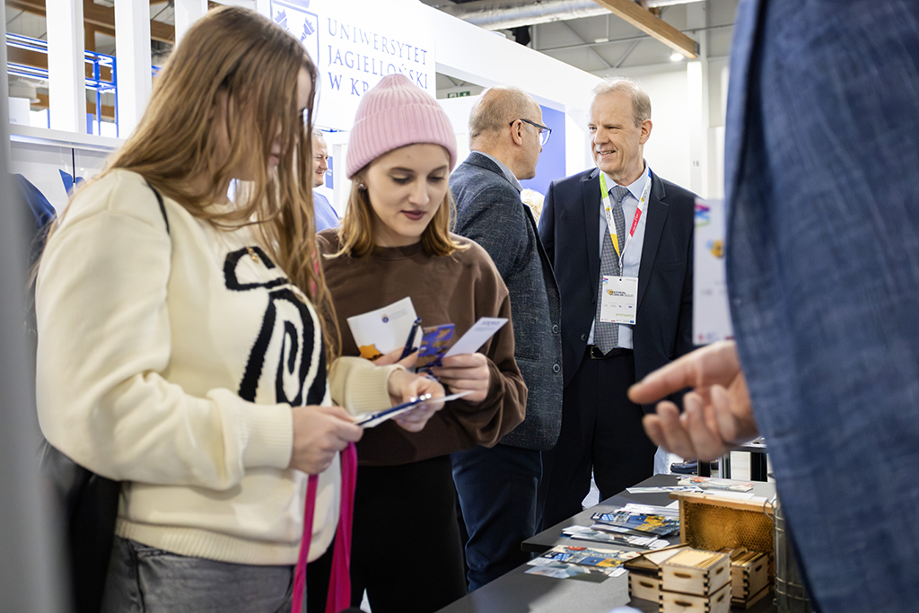 Jego Magnificencja dr. hab. Wojciech Bąk, prof. UKEN odwiedza stoisko wystawiennicze UKEN