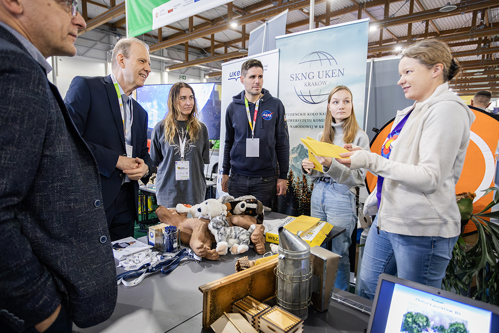 Jego Magnificencja dr. hab. Wojciech Bąk, prof. UKEN odwiedza stoisko wystawiennicze UKEN