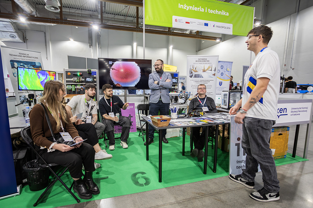 studenci i wykładowcy UKEN prezentują ofertę uczelni