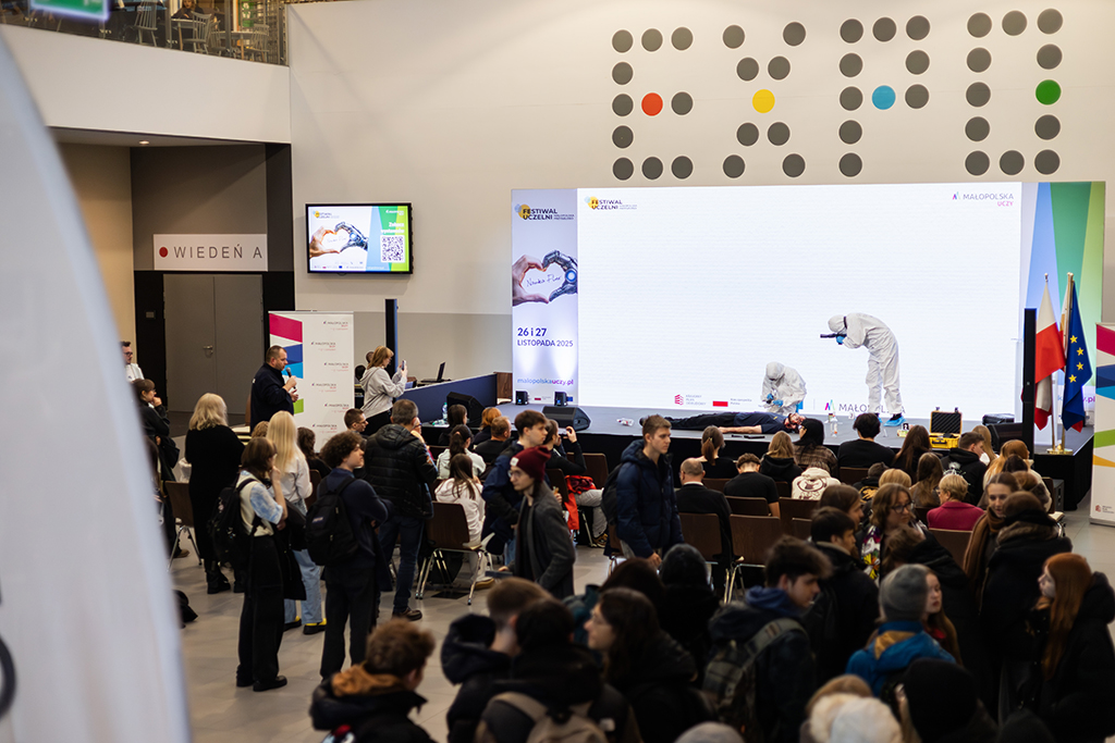 trwają warsztaty zatytułowane „Ślady kryminalistyczne a przestępczość”, na pierwszym planie publiczność