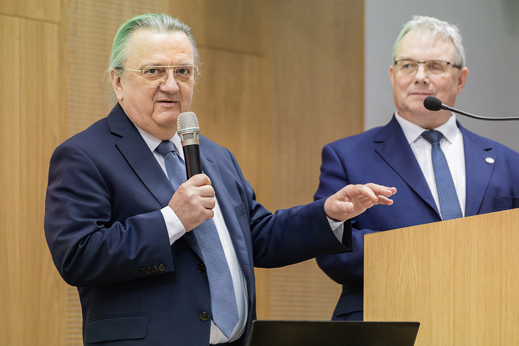 za katedrą Prorektor ds. Kształcenia i Rozwoju dr hab. Robert Stawarz, prof. UKEN