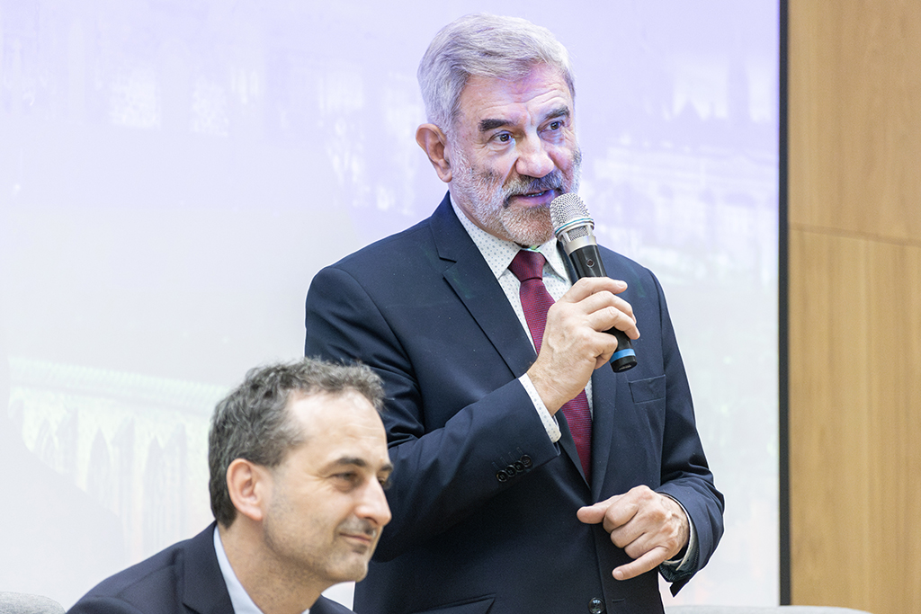 Marek Osak – Honorowy Konsul Republiki Czeskiej w Rzeszowie z mikrofonem w rękach, obok Tomáš Zukal