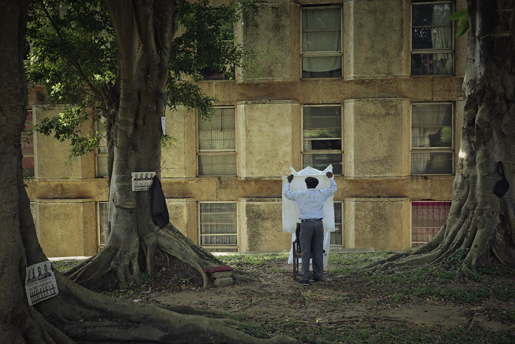 fot. Tomasz Padło, Fotograf portretowy rozkłada tło. Uniwersytet Makerere w Kampali, Uganda