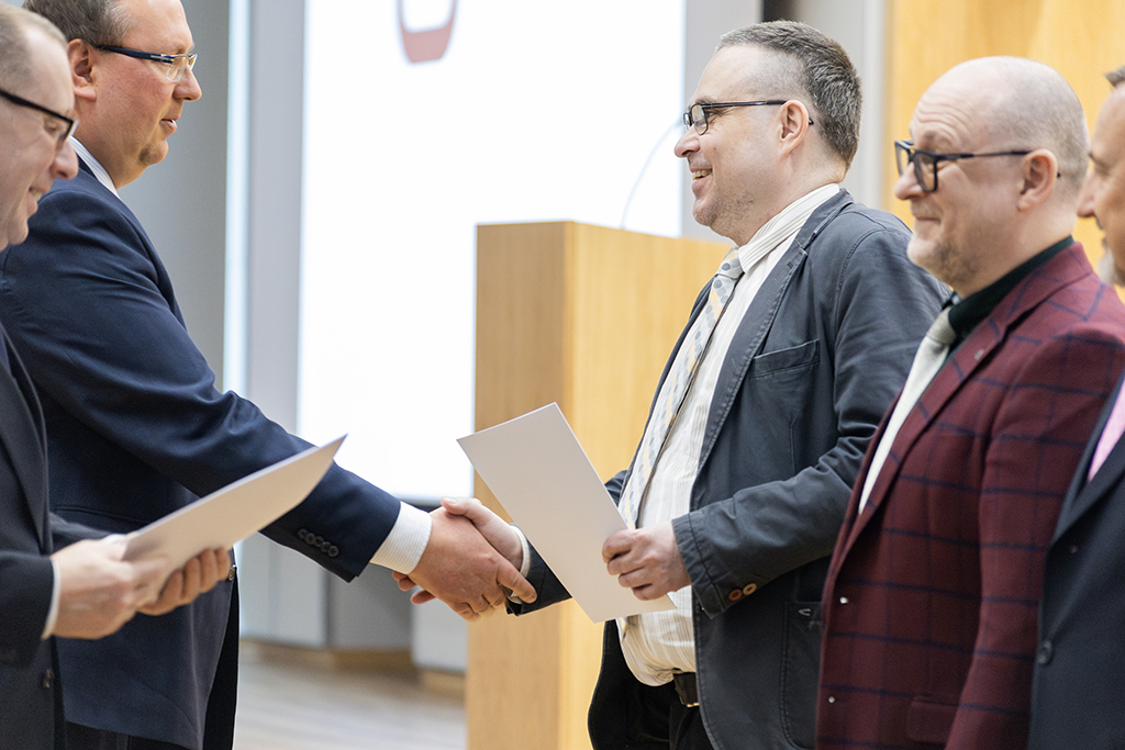 Rektor UKEN prof. Piotr Borek i Prorektor ds. Nauki dr hab. Michał Rogoż, prof. UKEN wręczają nagrody w ramach IDUB „Excellence Motivation”