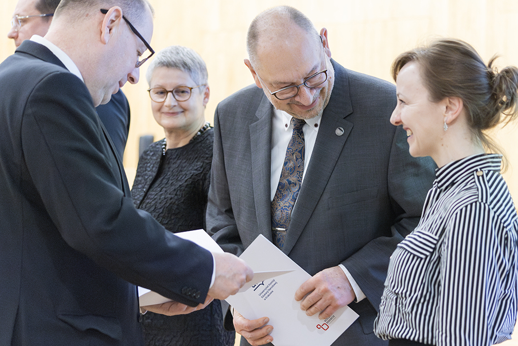 Rektor UKEN prof. Piotr Borek wręcza nagrody w ramach IDUB „Excellence Motivation”