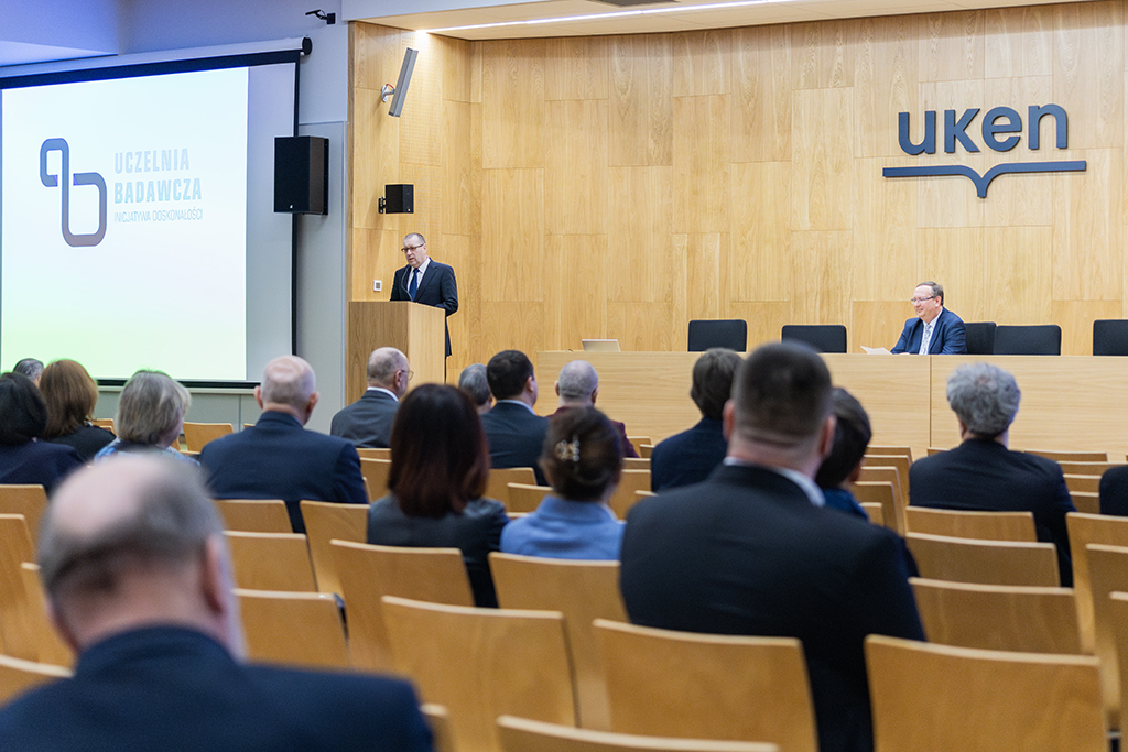 Za mównicą Rektor UKEN prof. dr hab. Piotr Borek, na pierwszym planie uczestnicy spotkania
