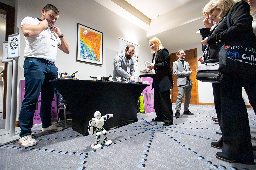 studenci UKEN prezentujący ofertę uniwersytetu, na pierwszym planie zaprogramowany przez nich robot