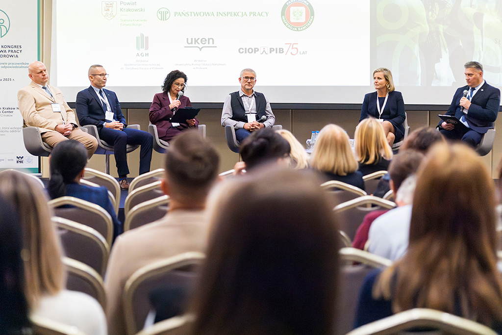 uczestnicy jednego z paneli; na pierwszym planie publiczność