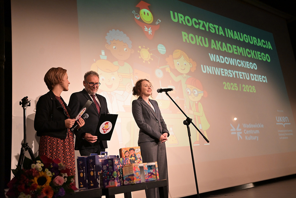 dr Marzena Albrycht, Dziekan Uniwersytetu Dzieci i Rodziców UKEN w imieniu uczelni powitała młodych studentów 