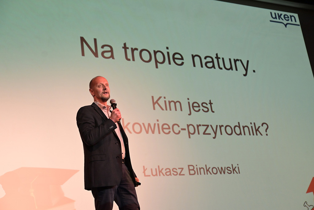 dr hab. Łukasz Binkowski, prof. UKEN, dyrektor Instytutu Biologii i Nauk o Ziemi UKEN, podczas wykładu inauguracyjnego „Na tropie natury. Kim jest naukowiec-przyrodnik?”