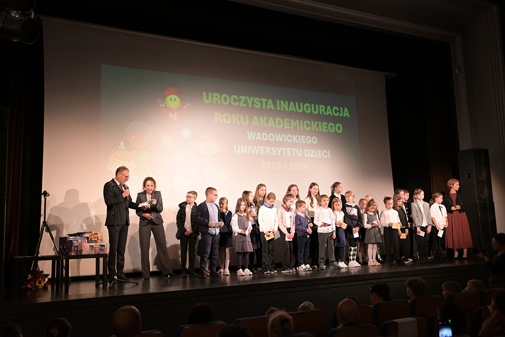 dr Marzena Albrycht, Dziekan Uniwersytetu Dzieci i Rodziców UKEN wręcza indeksy