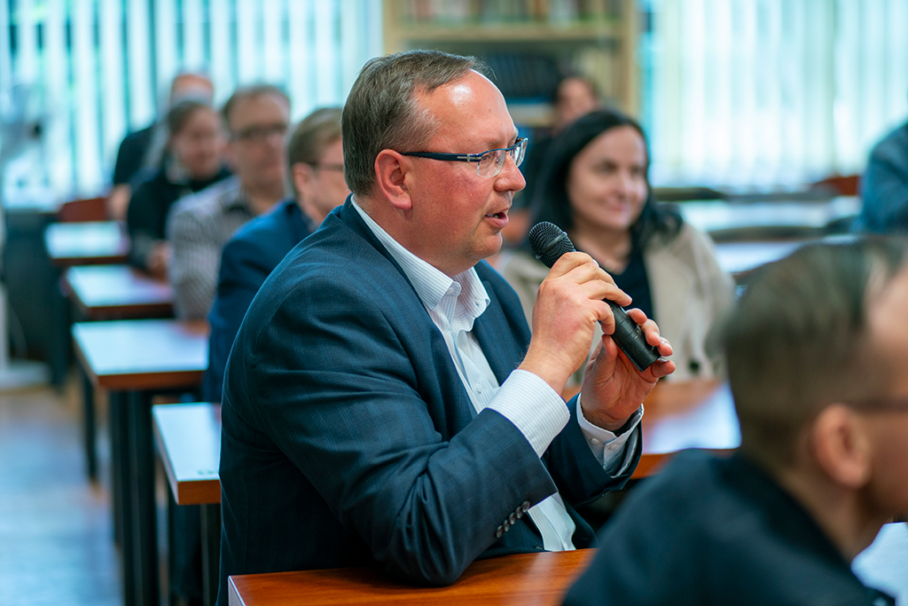 uczestnicy spotkania, Prorektor ds. Nauki dr hab. Michał Rogoż, prof. UKEN zadaje pytanie autorom