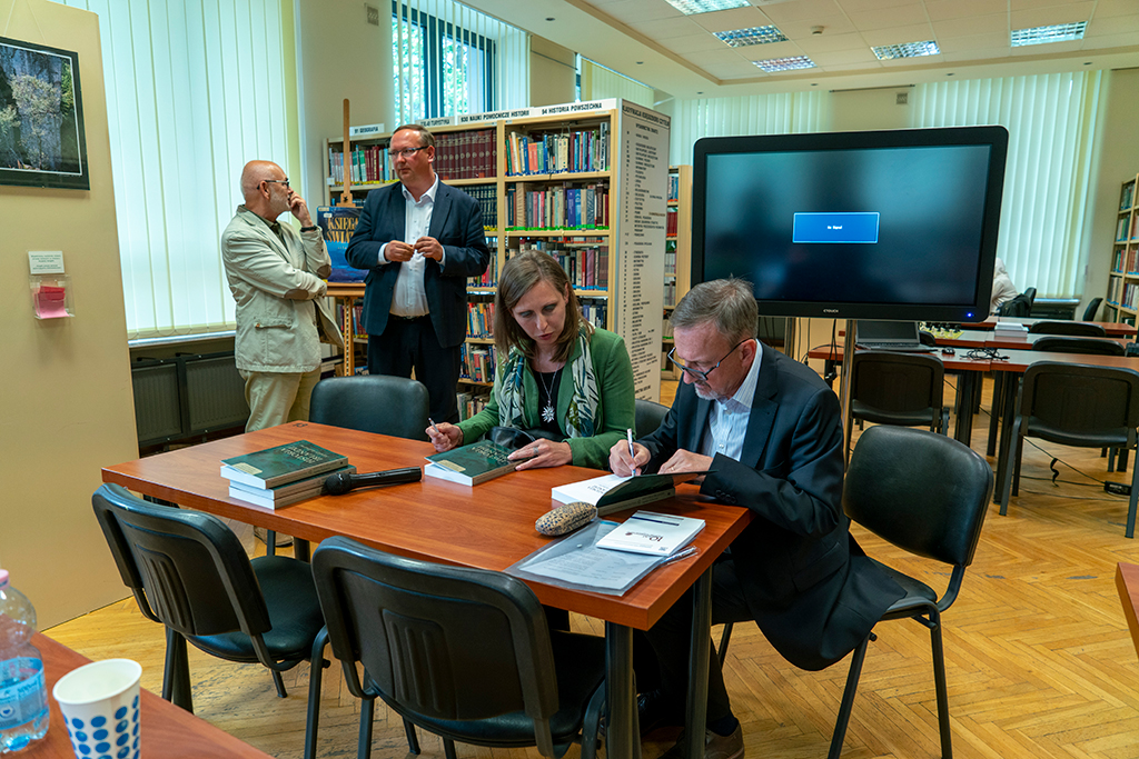 autorzy publikacji prof. Andrzej Kuropatnicki i dr Marzena Keating podpiują monografię