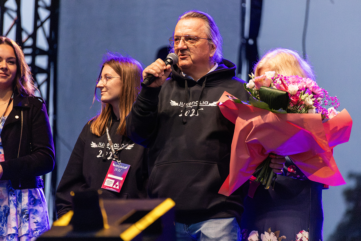 Prorektor ds. Kształcenia i Rozwoju dr hab. Robert Stawarz, prof. UKEN z mikrofonem