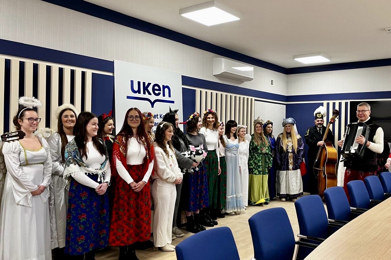 kolędnicy w rektoracie, od prawej - grono rektorskie