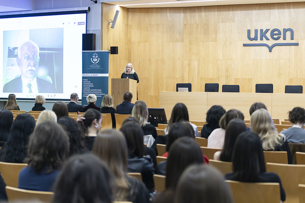 Prorektor ds. Studenckich dr hab. Katarzyna Plutecka, prof. UKEN przy mównicy, na pierwszym planie uczestnicy konferencji