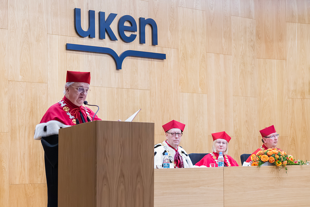 Prorektor ds. Rozwoju i Kształcenia, dr hab. Robert Stawarz, prof. UKEN przy pulpicie