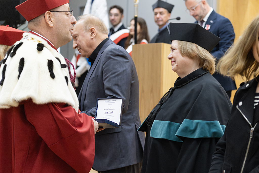 Wręczenie medalu Uniwersytetu Komisji Edukacji Narodowej w Krakowie prof. dr hab. Oldze Wasiucie