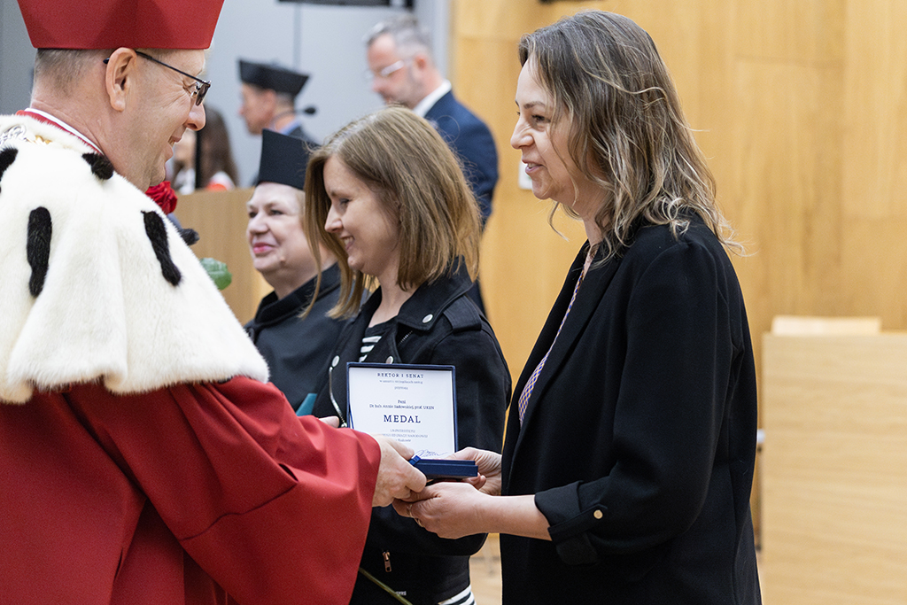 Wręczenie medalu Uniwersytetu Komisji Edukacji Narodowej w Krakowie dr hab. Annie Sadowskiej, prof. UKEN