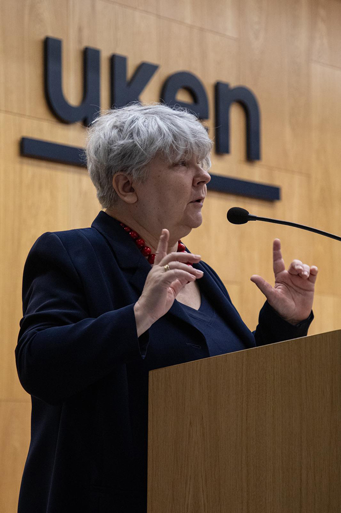Małopolska Kurator Oświaty Gabriela Olszańska przy mównicy