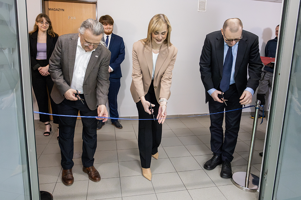 rektorzy wraz z Klaudią Smazą przecinają wstęgę
