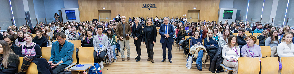 uczestnicy spotkania wraz z&nbsp;organizatorami