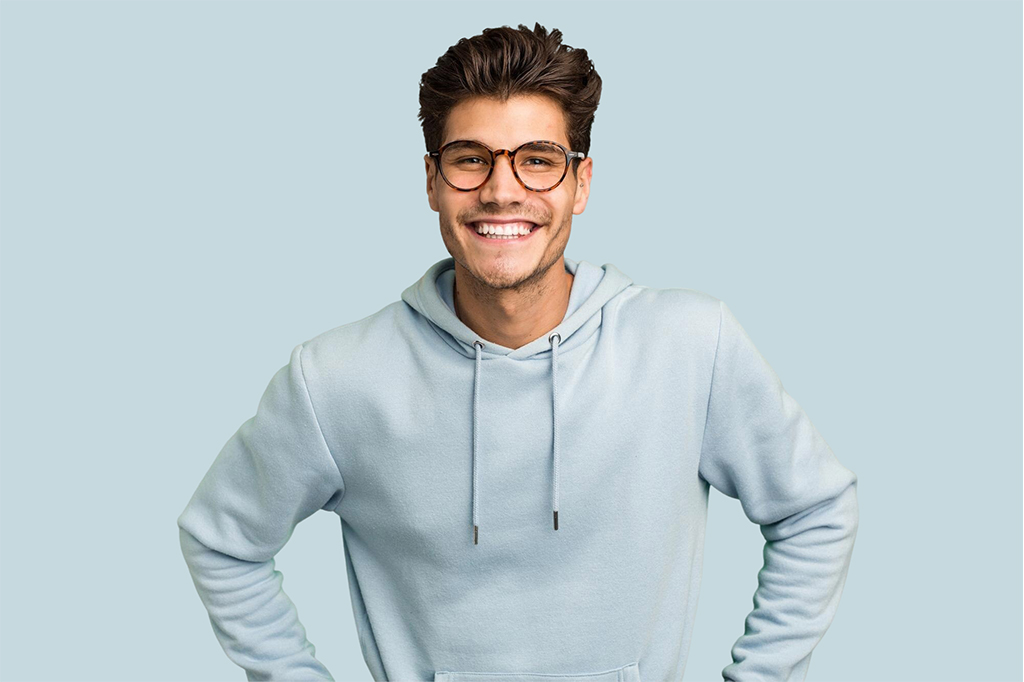 uśmiechnięty brunet w niebieskiej bluzie