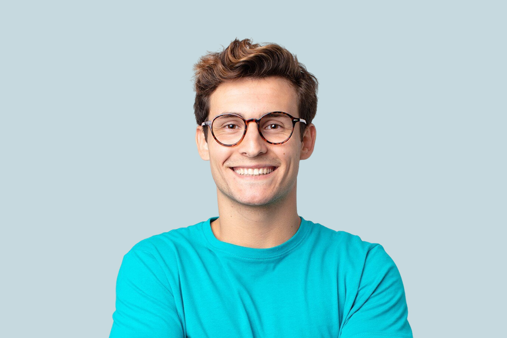 student w okularach i niebieskim T-shircie