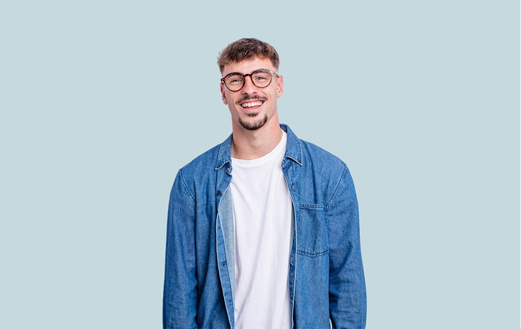 uśmiechnięty student w okularach