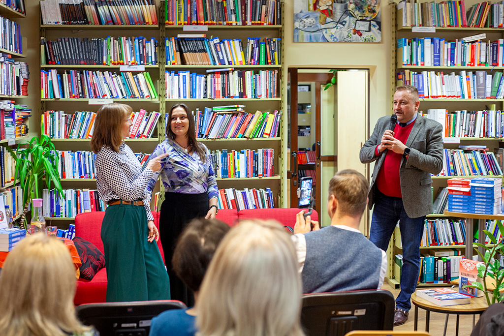 Wydarzenie otworzył Dyrektor Biblioteki Głównej UKEN, dr Krzysztof Duda, obok niego Alicja Zioło i Kinga Banasik
