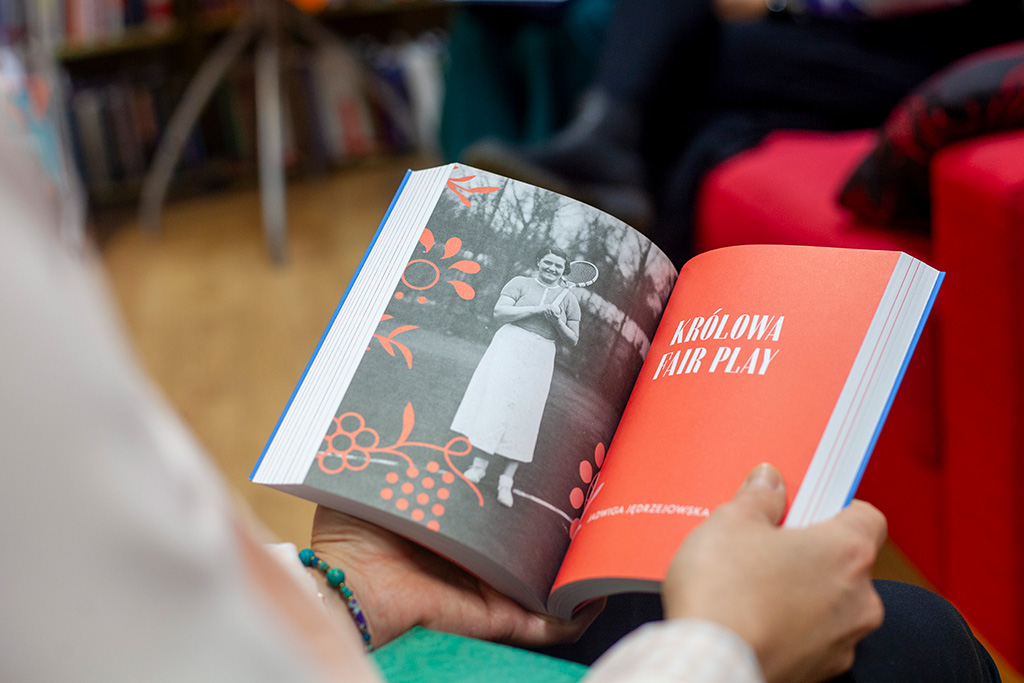 uczestniczka wydarzenia trzyma w dłoniach otwartą drugą część cyklu „Krakowianki”