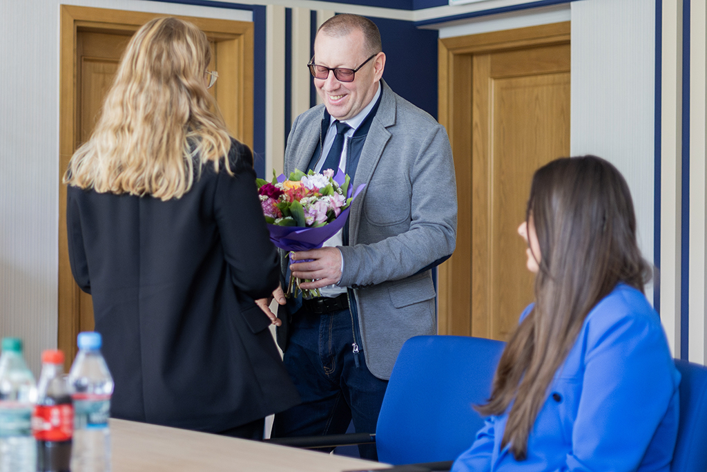 Rektor Uniwersytetu Komisji Edukacji Narodowej w Krakowie prof. dr hab. Piotr Borek wręcza kwiaty Marii Franelak