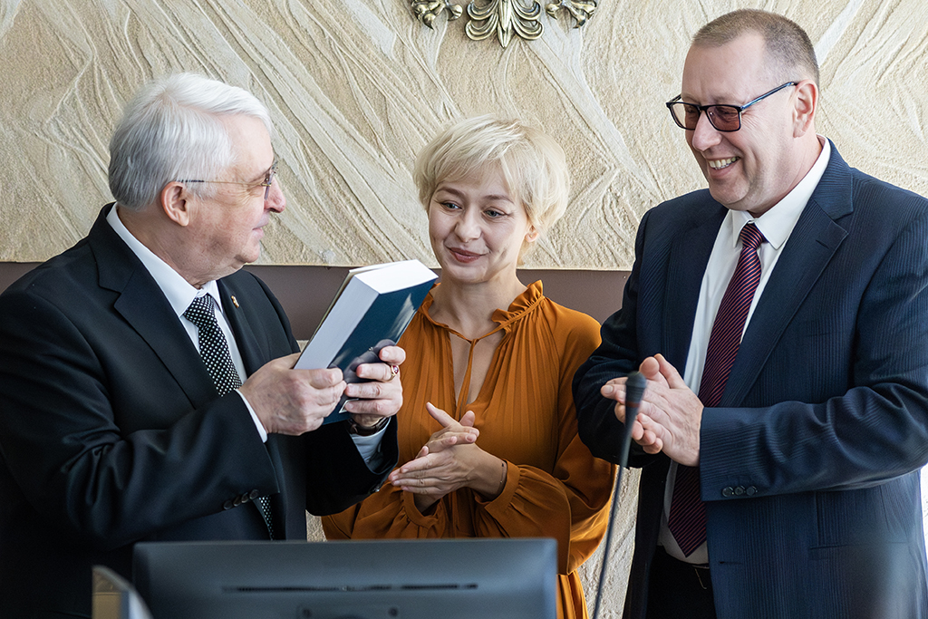 Rektor UKEN prof. dr hab. Piotr Borek i Redaktor Naczelna Wydawnictwa UKEN, Agnieszka Rozpłochowska-Boniatowska gratulują autorowi nowej publikacji