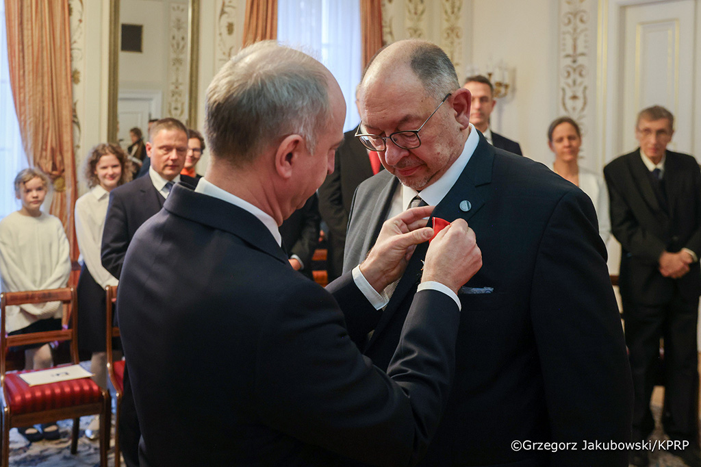 moment dekoracji prof. dr. hab. Jana Rydla