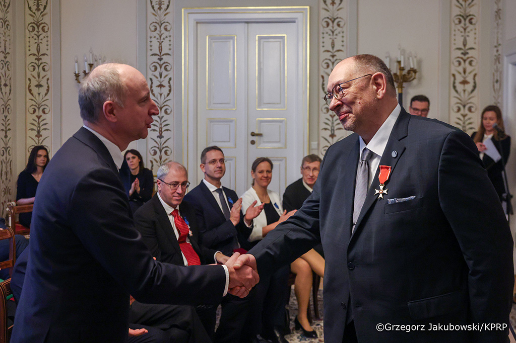 minister Wojciech Kolarski gratuluje prof. dr. hab. Janowi Rydlowi otrzymania Krzyża Kawalerskiego Orderu Odrodzenia Polski