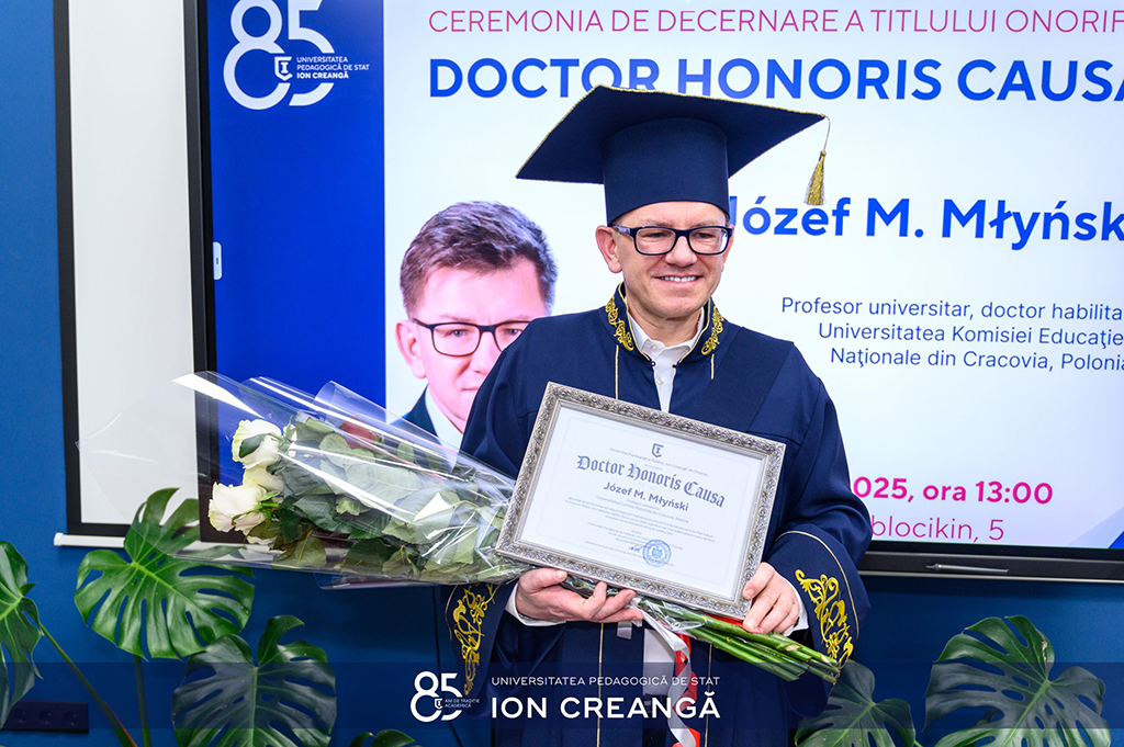 Profesor Józef Młyński z dyplomem doctora honoris causa UPSC w dłoniach