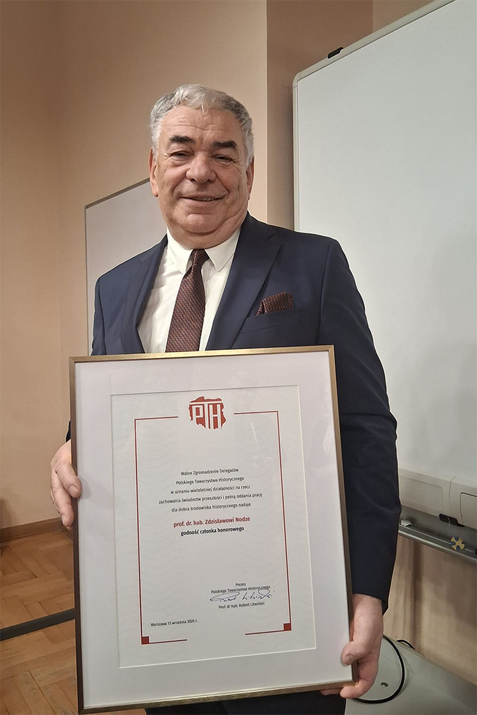 Profesor Zdzisław Noga trzymający dyplom potwierdzający nadanie mu godności Członka Honorowego PTH
