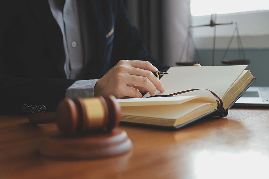 zbliżenie na dłonie osoby notującej w kalendarzu