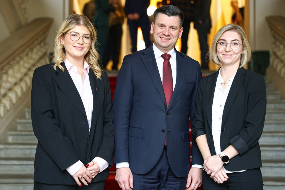 mgr Magdalena Tomsia a oraz Emilia Bisek z marszałkiem Łukaszem Smółką