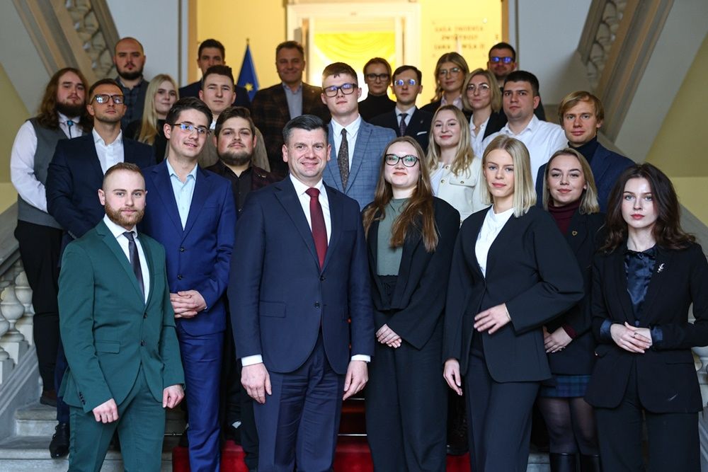 wspólne zdjęcie na schodach nowo powołanej Akademickiej Rady Nauki i Kultury