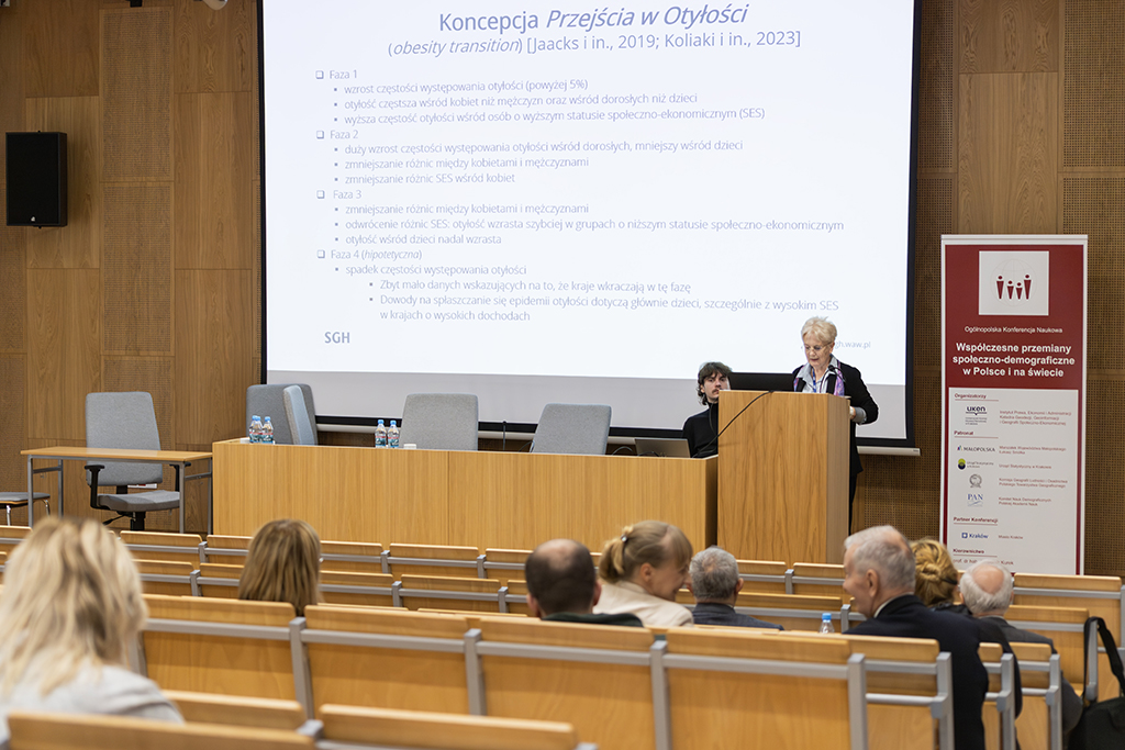 dr hab. Wiktoria Wróblewska, prof. SGH podczas wykładu "Nadwaga i otyłość – konsekwencje zdrowotne i wzorce zależności"